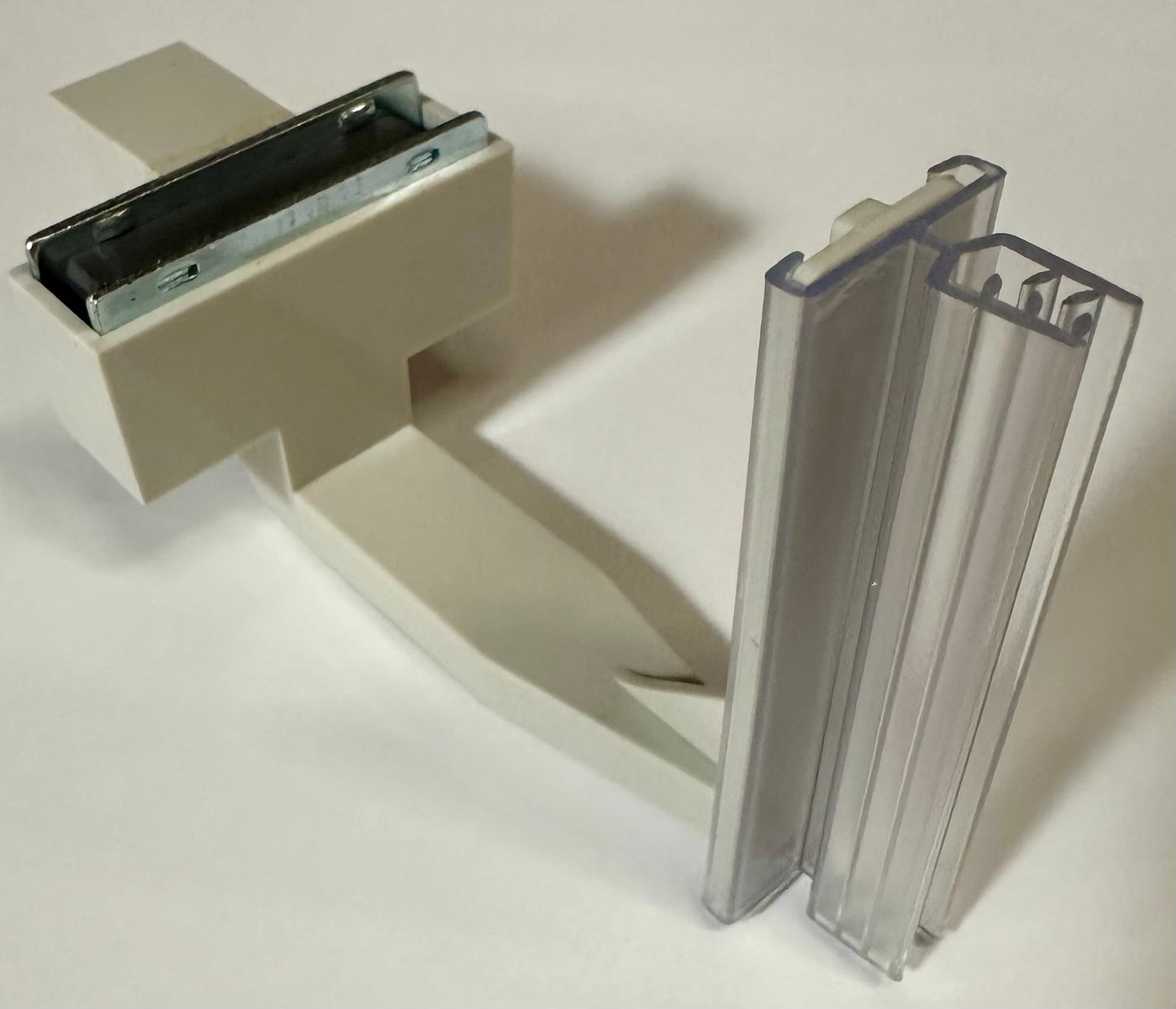 MAGNETIC GRIPPER FOR AISLE BLADE