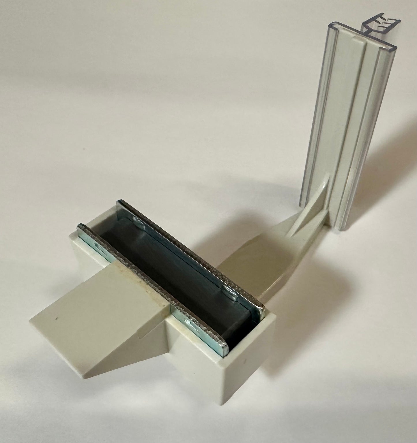 MAGNETIC GRIPPER FOR AISLE BLADE
